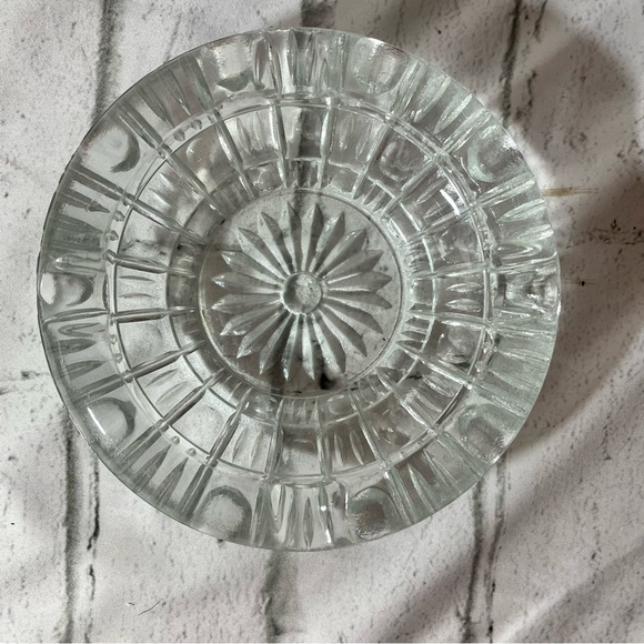 6' Glass ashtray Ornate round pressed glass starburst pattern - Picture 9 of 11